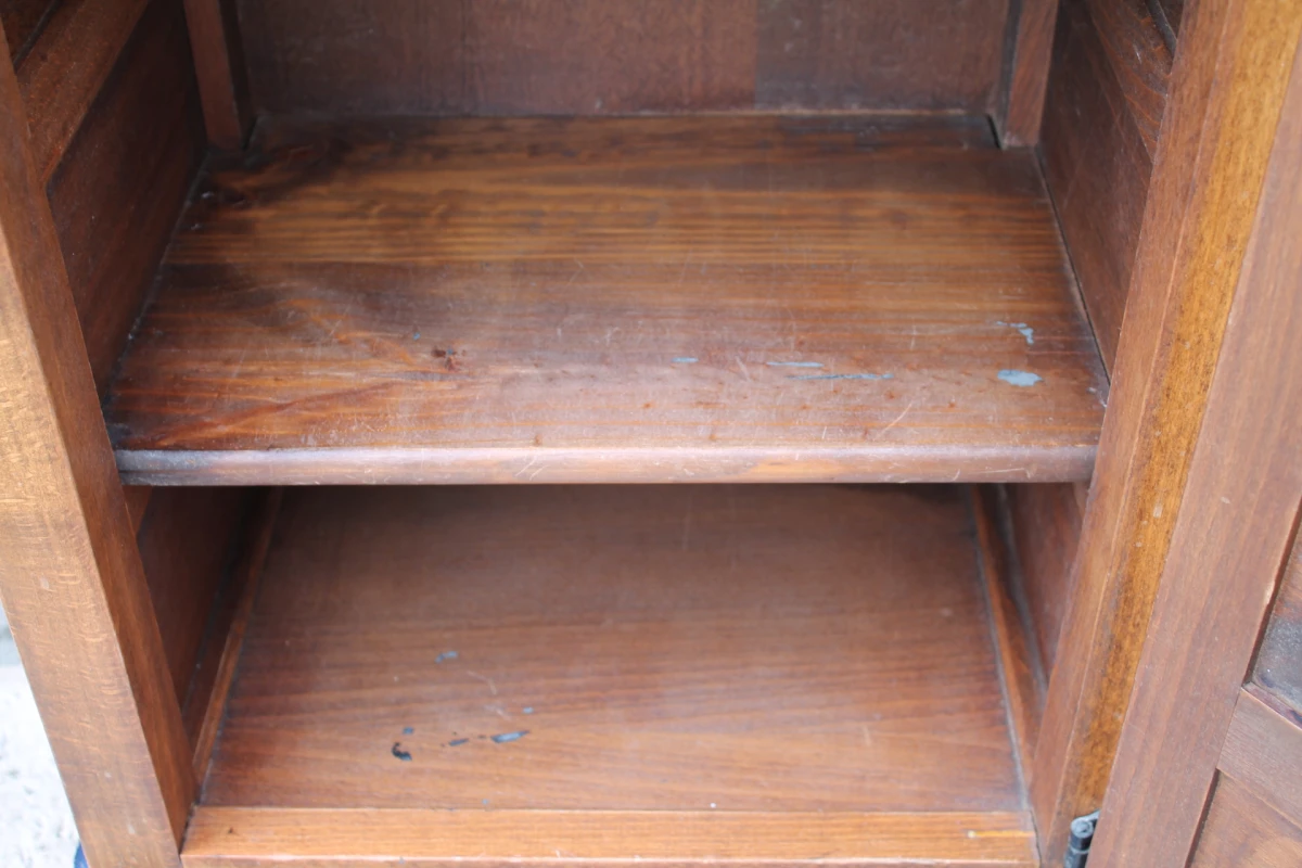 Vintage houten kastje in Spaanse of Catalaanse stijl