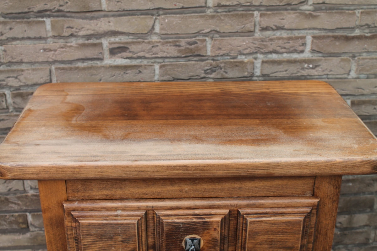 Vintage houten kastje in Spaanse of Catalaanse stijl