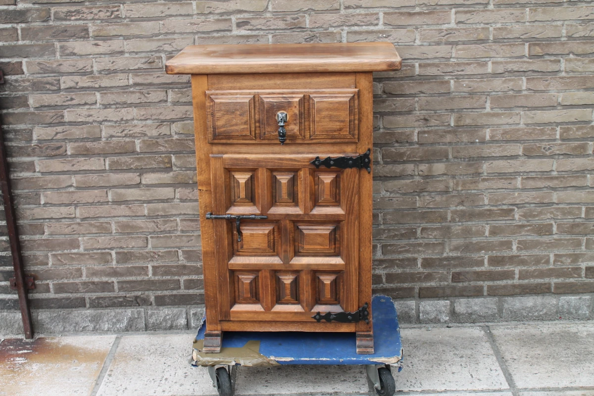 Vintage houten kastje in Spaanse of Catalaanse stijl
