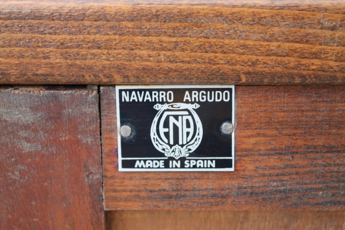 Vintage houten kastje in Spaanse of Catalaanse stijl