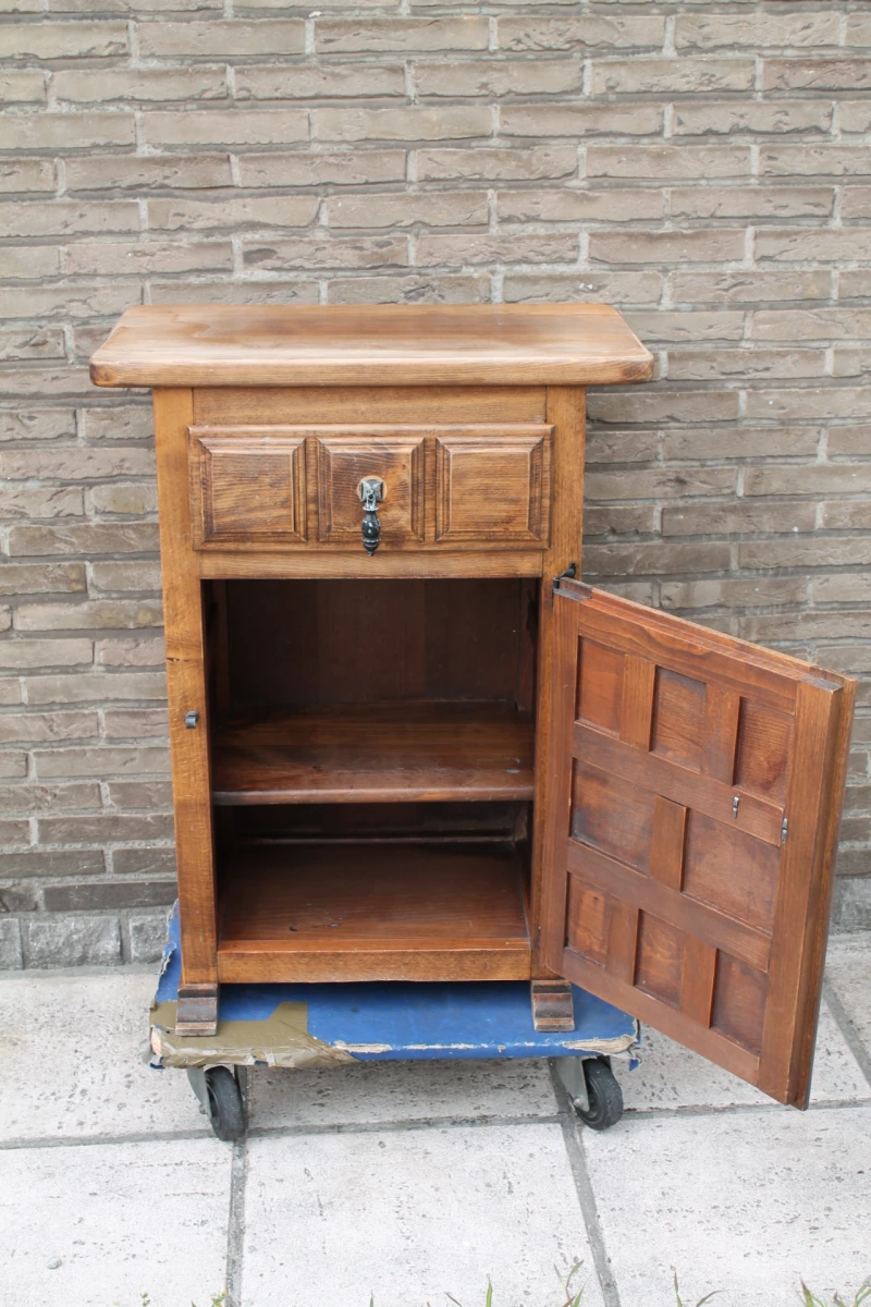 Vintage houten kastje in Spaanse of Catalaanse stijl