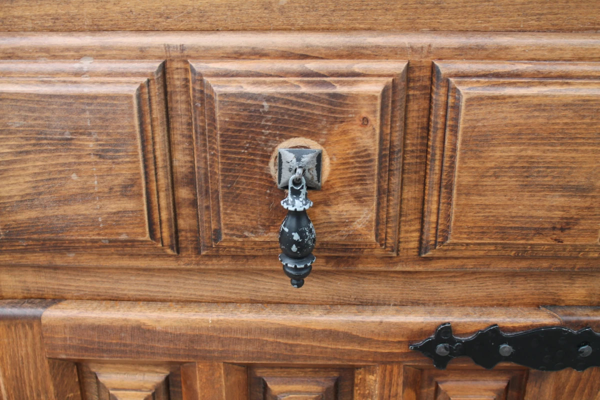 Vintage houten kastje in Spaanse of Catalaanse stijl