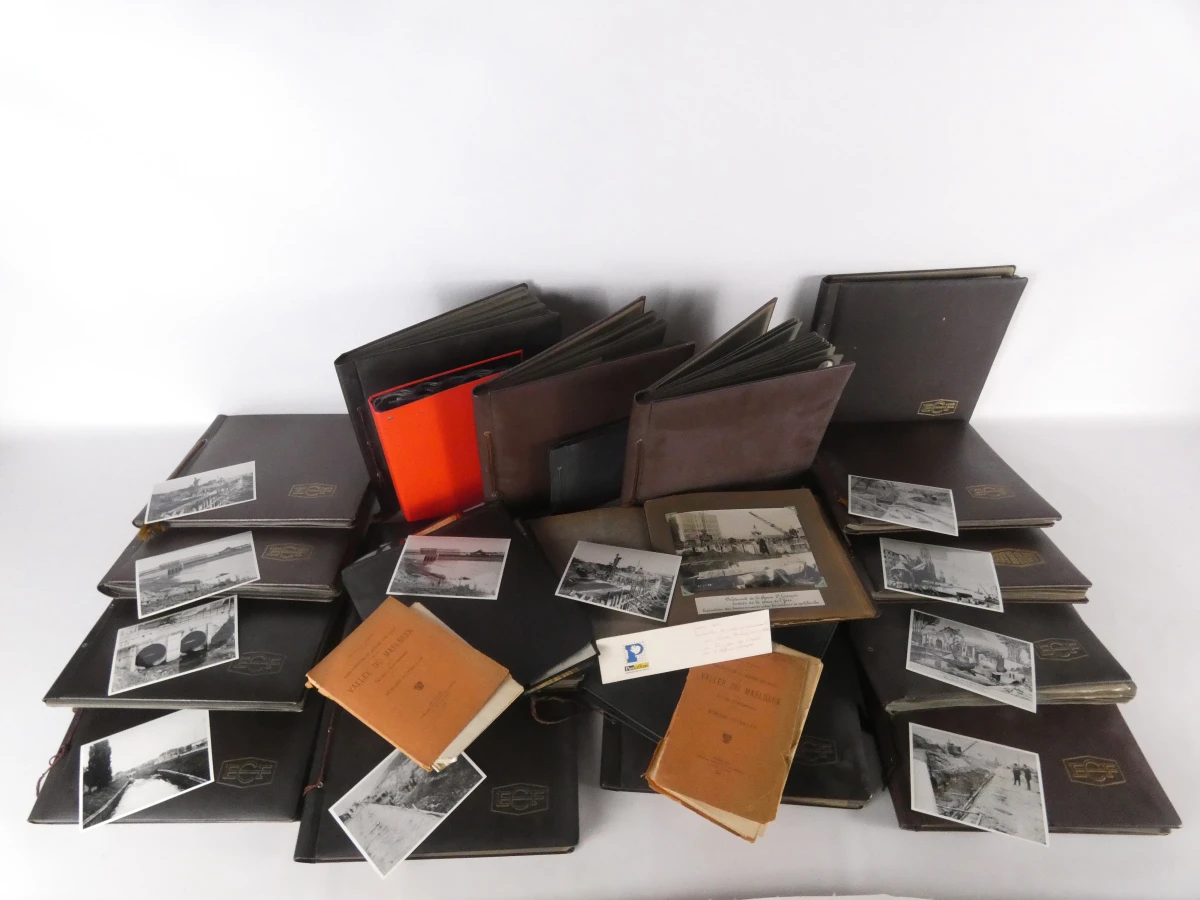 Set oude fotoalbums en documenten over bouw en waterwerken