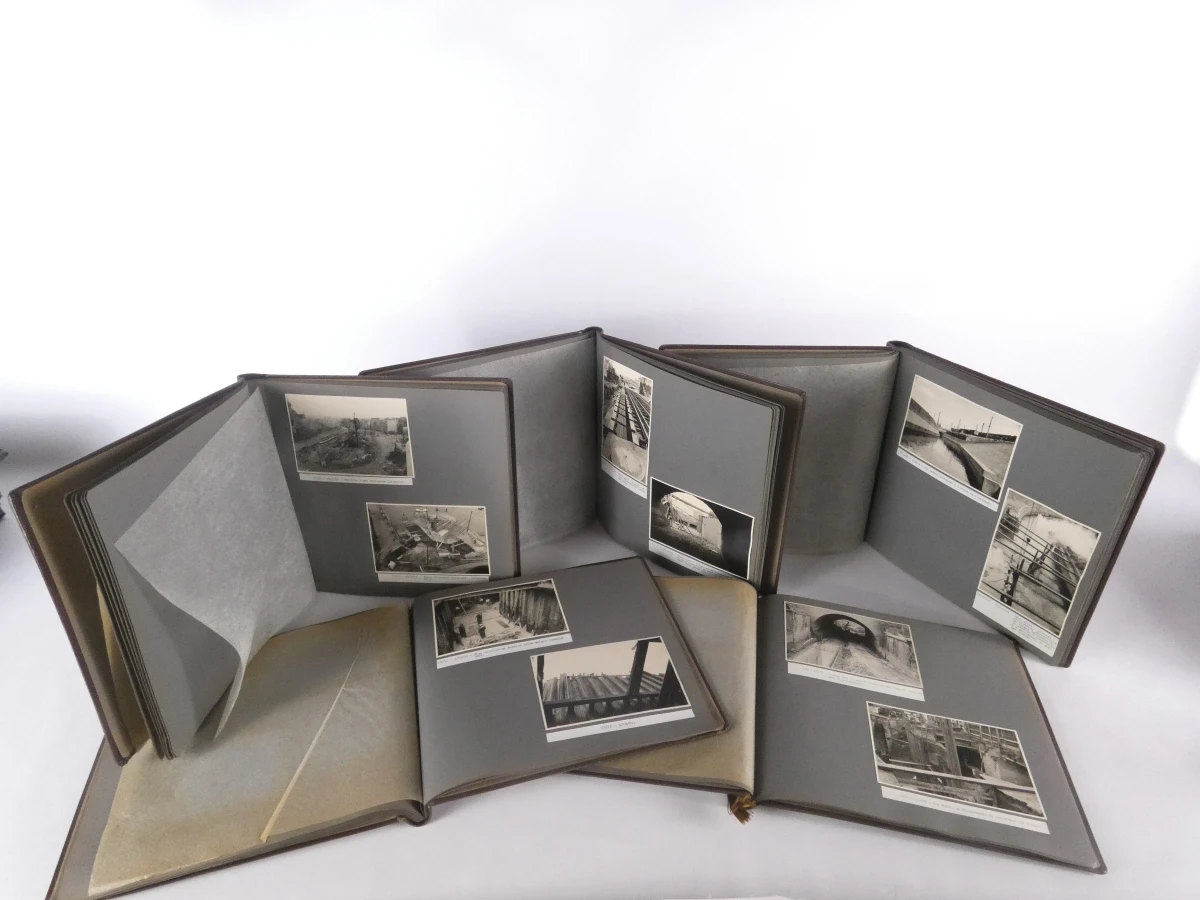 Set oude fotoalbums en documenten over bouw en waterwerken