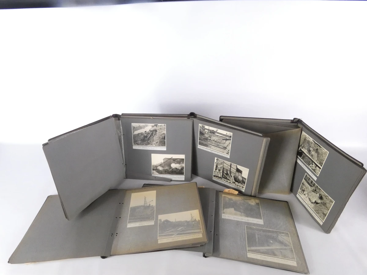 Set oude fotoalbums en documenten over bouw en waterwerken