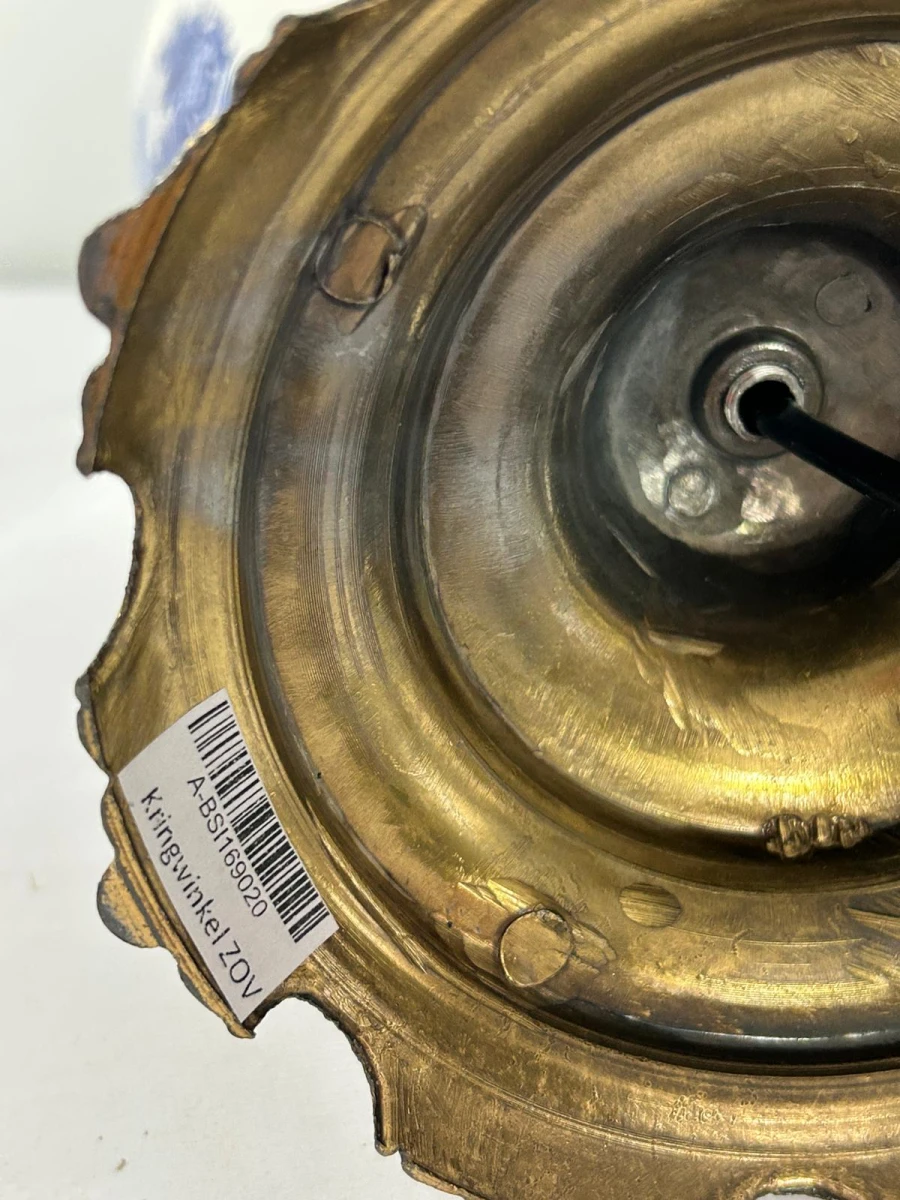 Antieke tafellamp met metalen voet en glazen kap