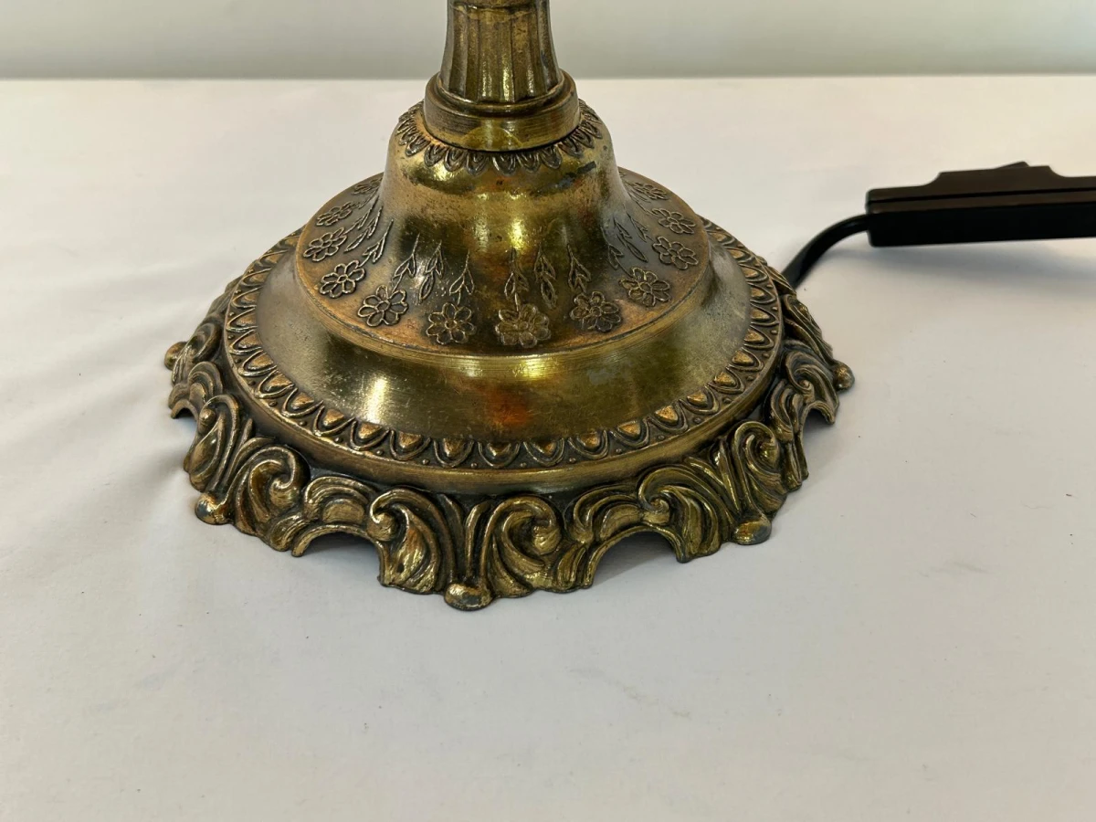 Antieke tafellamp met metalen voet en glazen kap