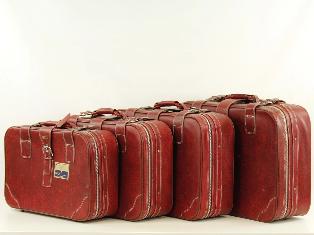 Set van 4 vintage rode reiskoffers