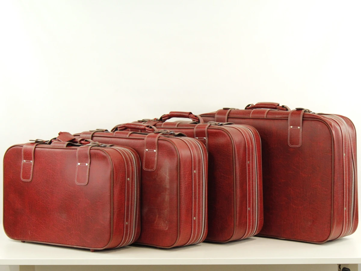 Set van 4 vintage rode reiskoffers