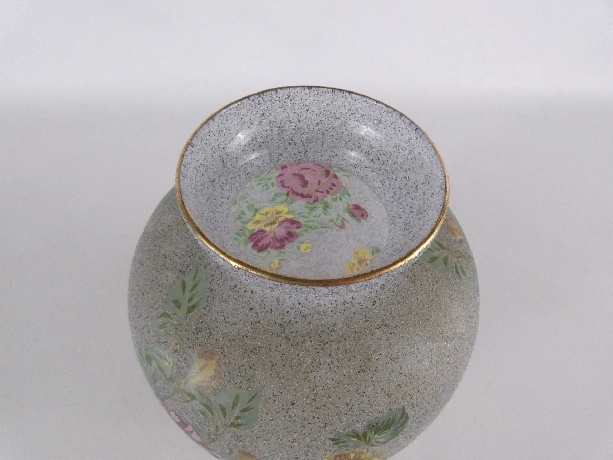 Decoratieve vaas met bloemenmotief en gouden rand