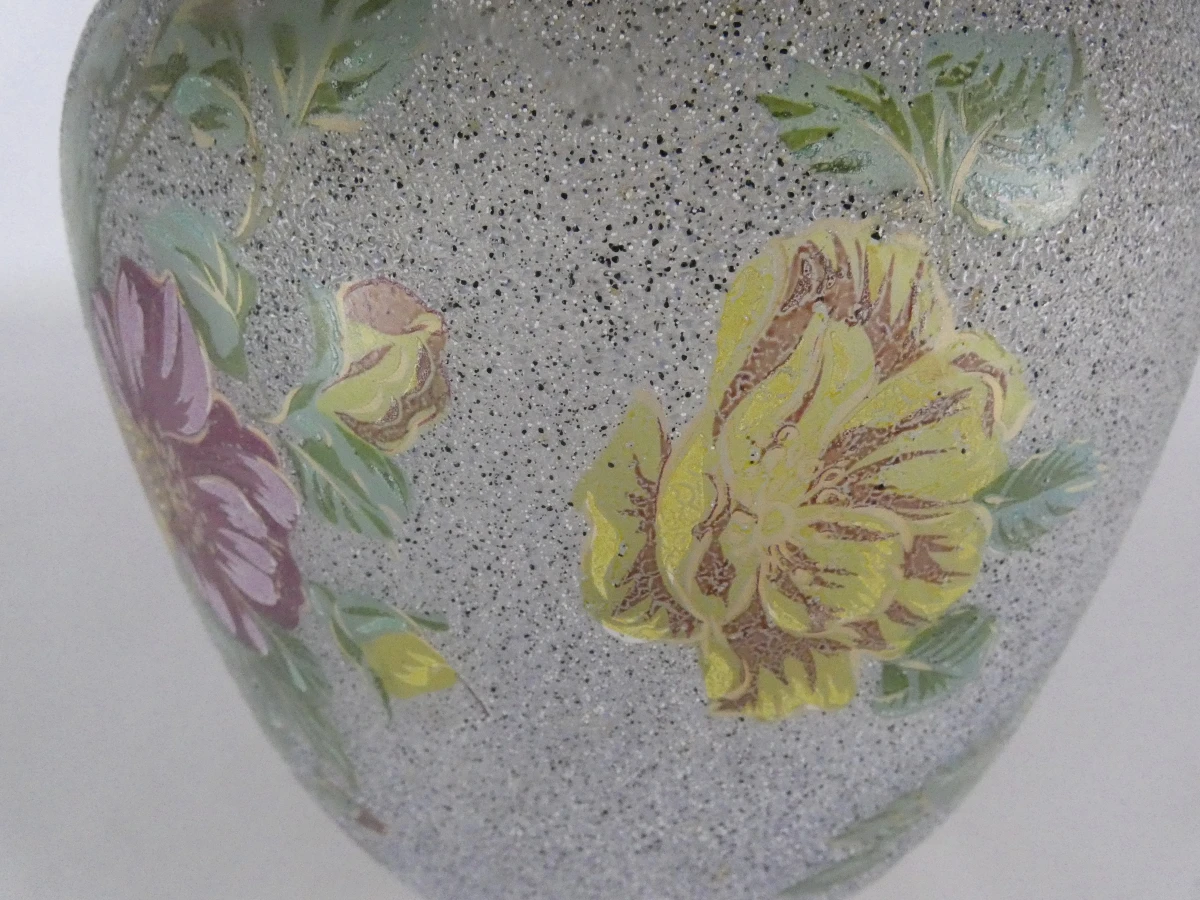Decoratieve vaas met bloemenmotief en gouden rand