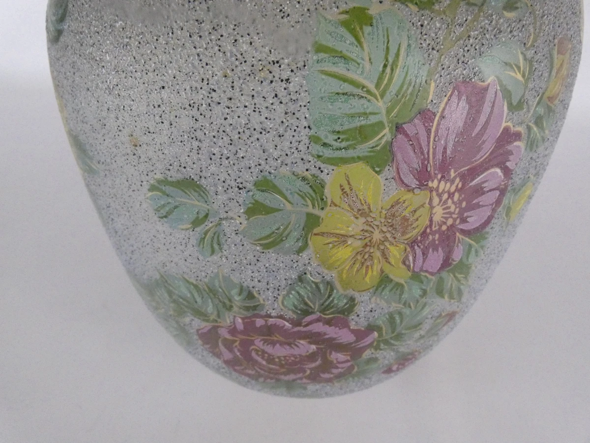 Decoratieve vaas met bloemenmotief en gouden rand
