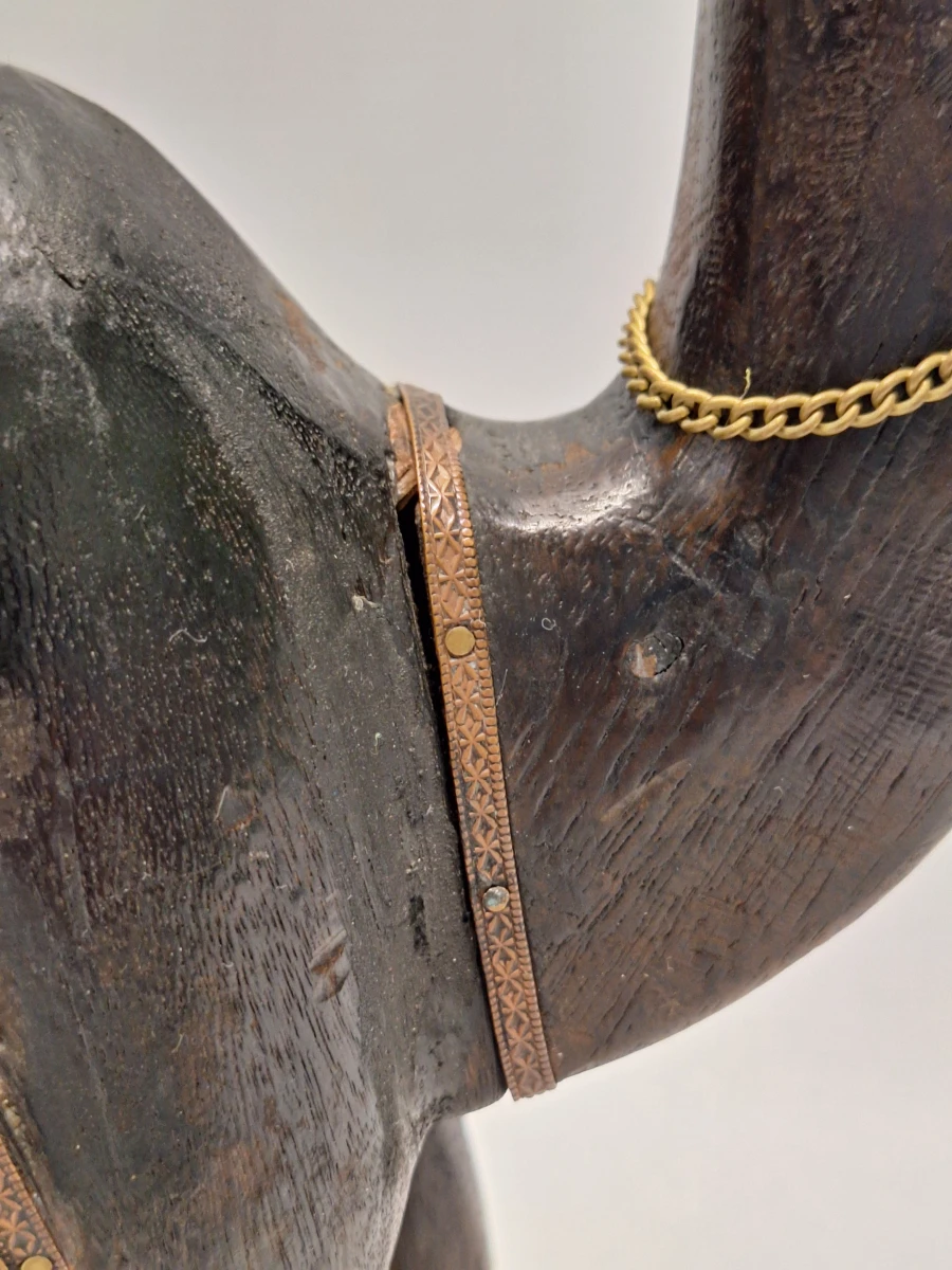 Set van 2 handgesneden houten dromedarissen met messing beslag - India