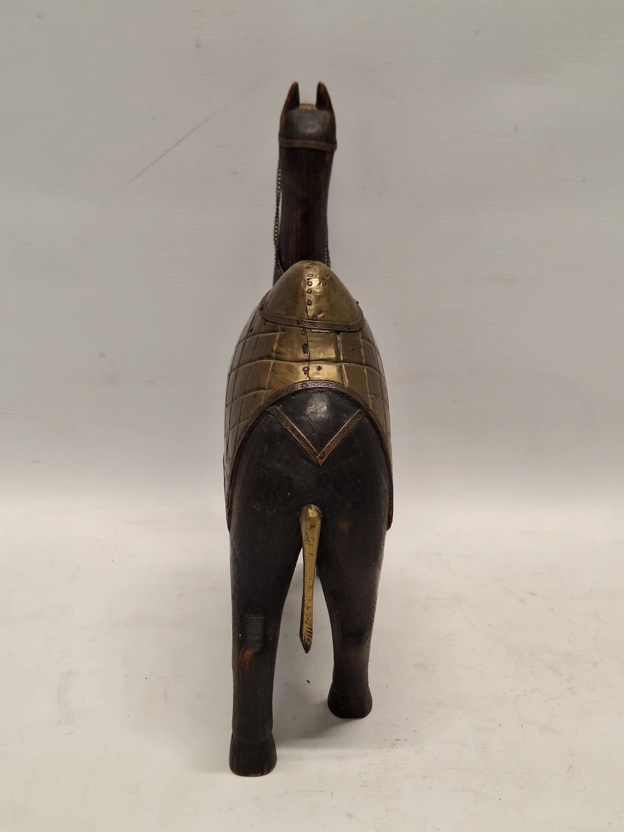 Set van 2 handgesneden houten dromedarissen met messing beslag - India