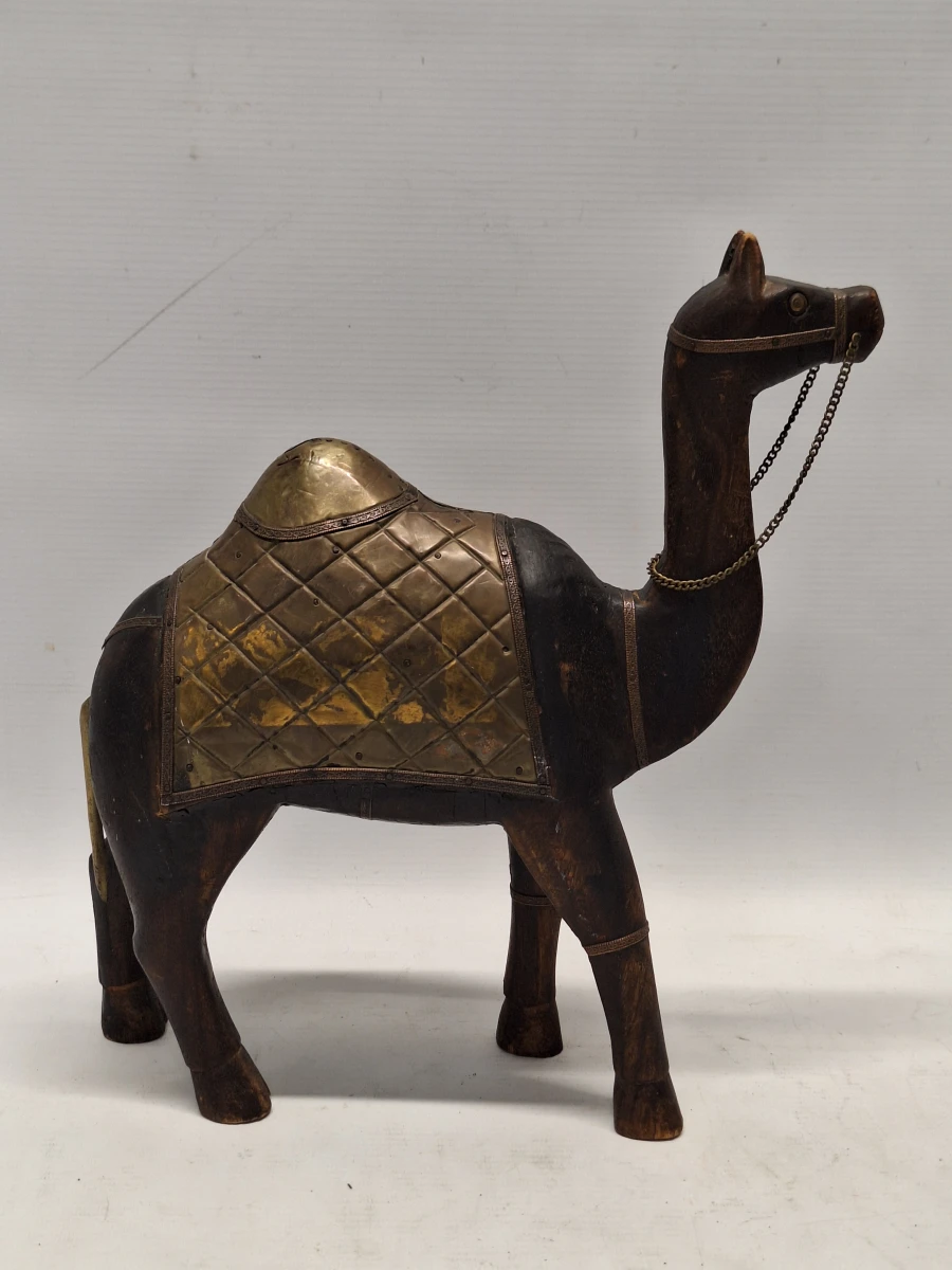 Set van 2 handgesneden houten dromedarissen met messing beslag - India