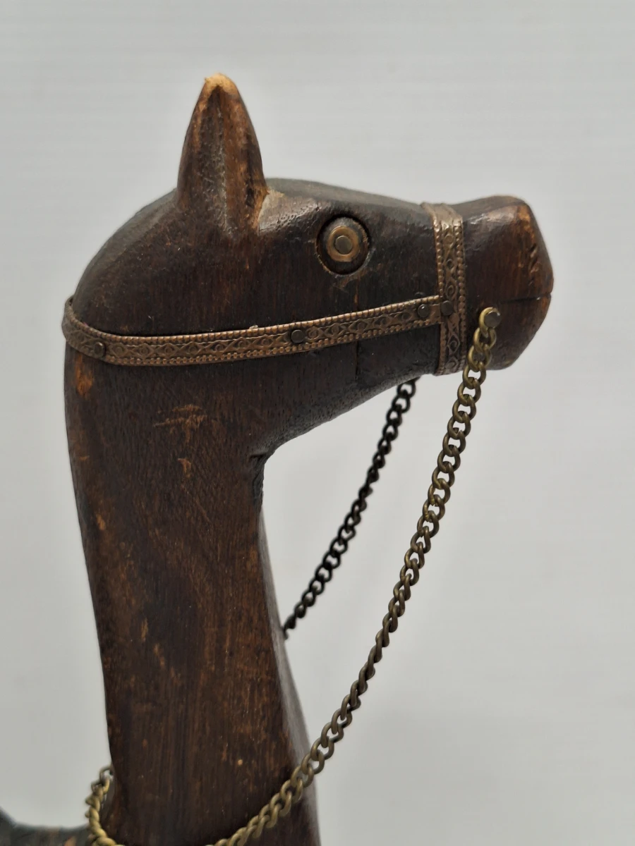 Set van 2 handgesneden houten dromedarissen met messing beslag - India