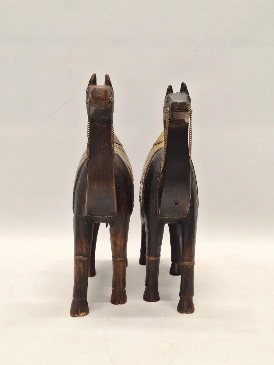 Set van 2 handgesneden houten dromedarissen met messing beslag - India