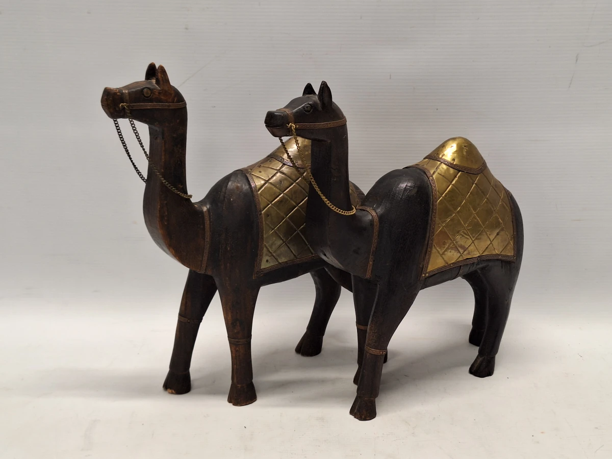 Set van 2 handgesneden houten dromedarissen met messing beslag - India