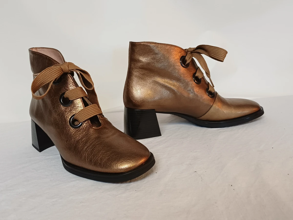 Hispanitas goudkleurige laarsjes