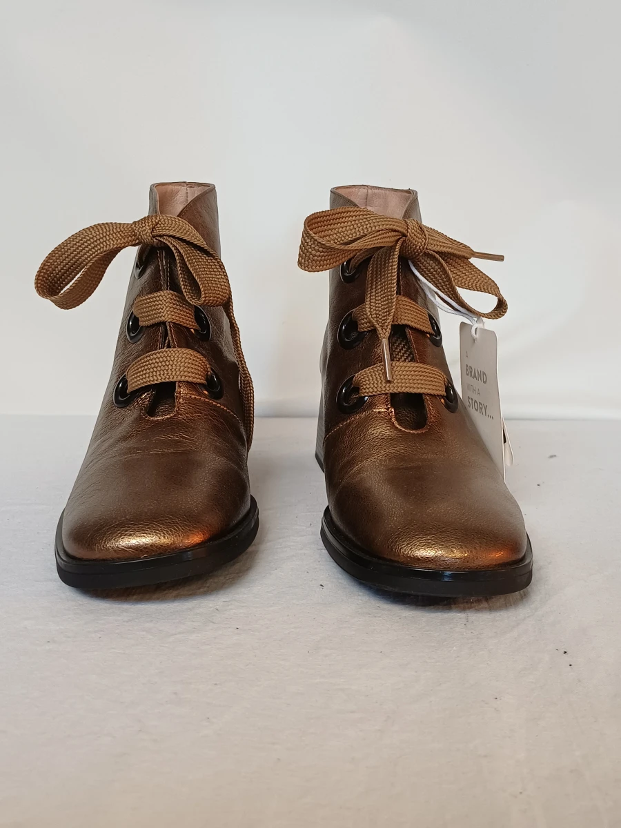 Hispanitas goudkleurige laarsjes