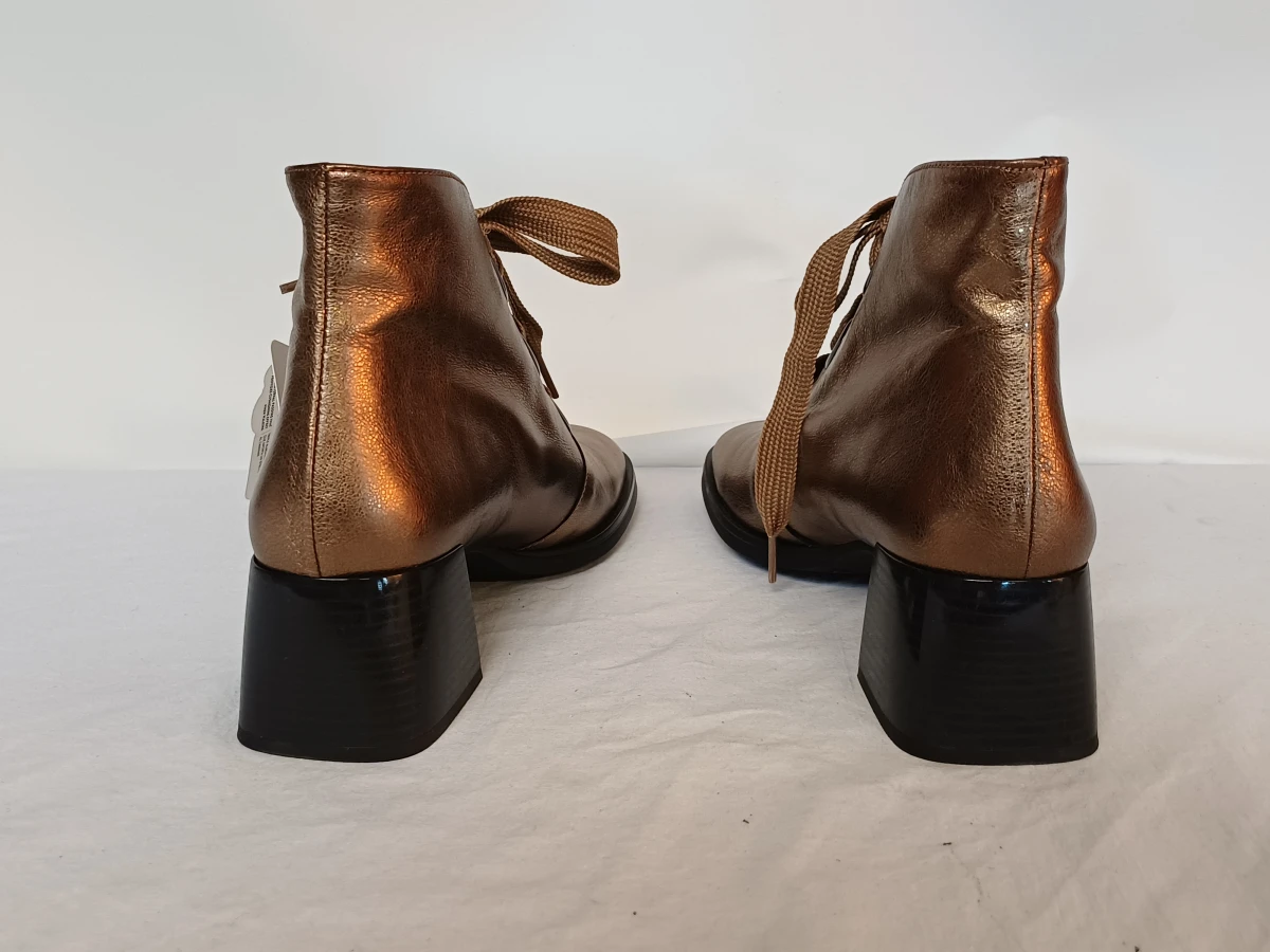 Hispanitas goudkleurige laarsjes