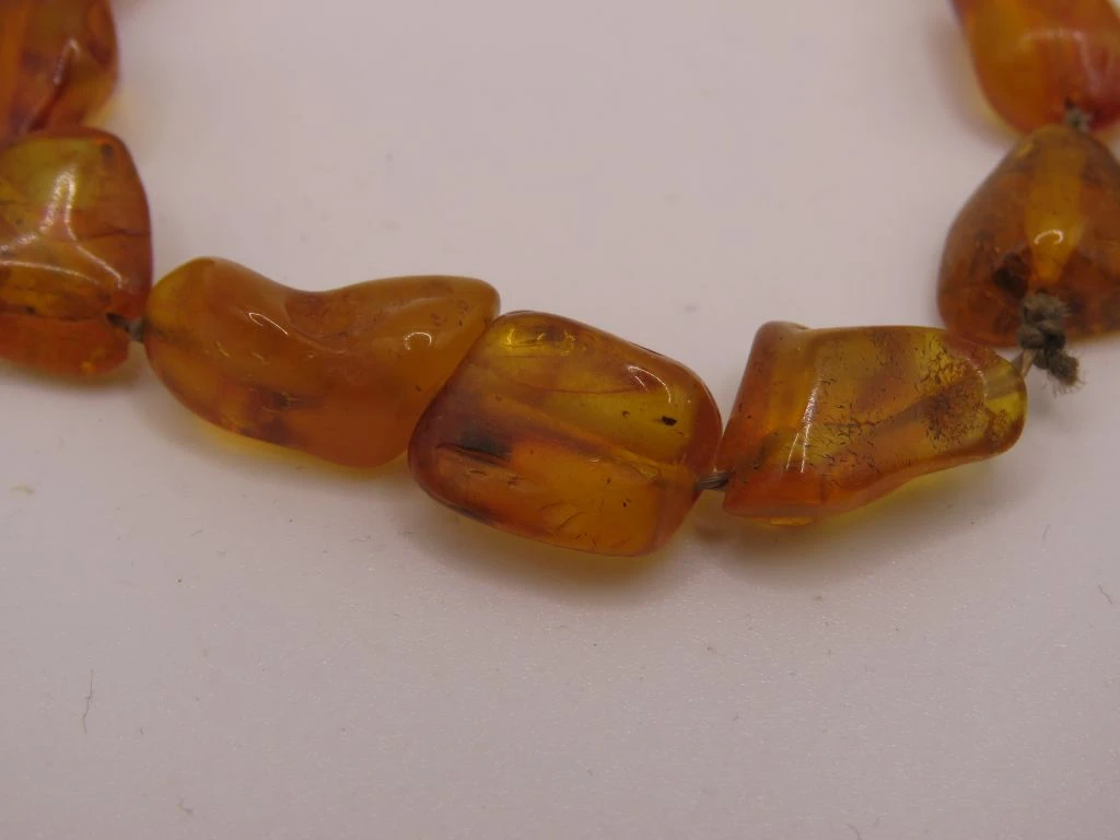 Ketting met grote barnstenen kralen