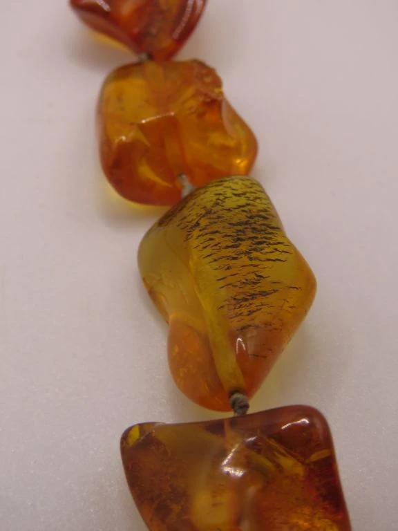 Ketting met grote barnstenen kralen
