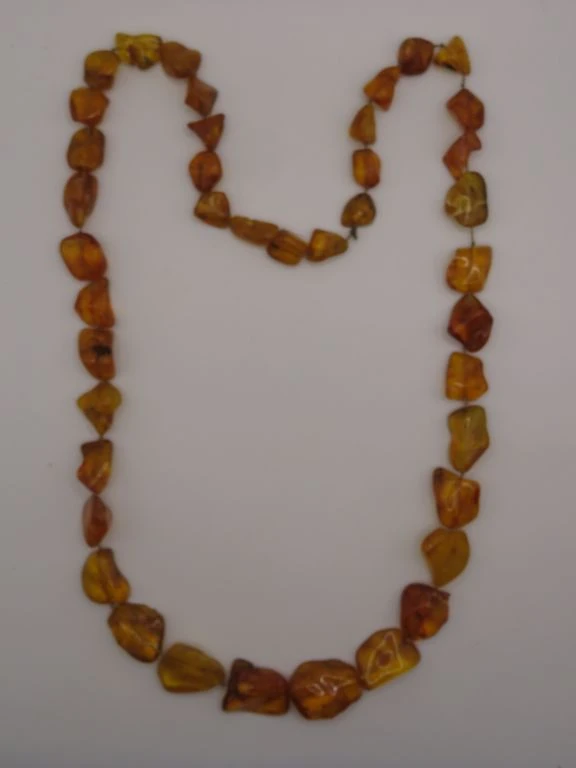 Ketting met grote barnstenen kralen
