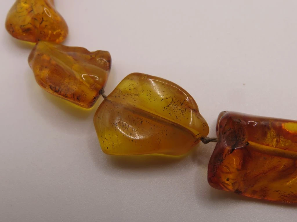 Ketting met grote barnstenen kralen