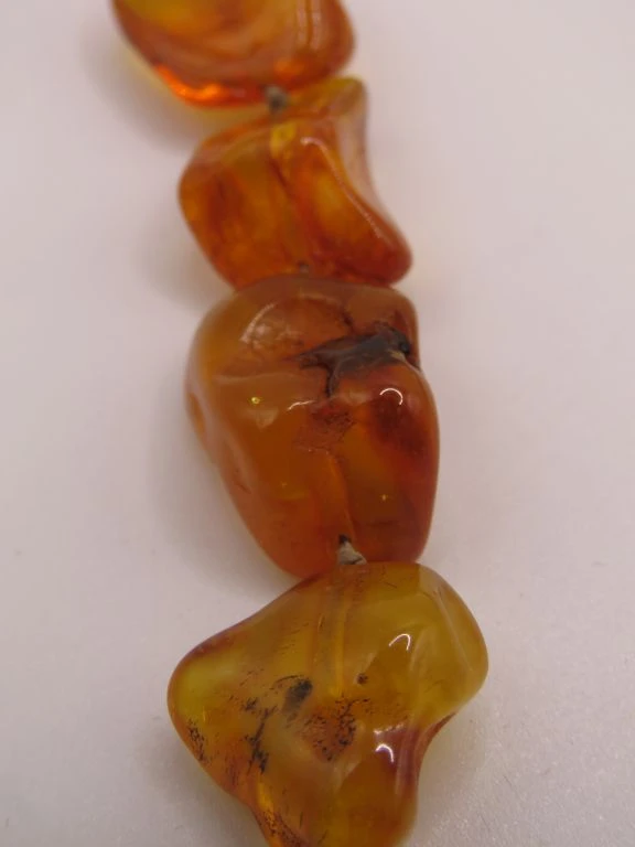 Ketting met grote barnstenen kralen