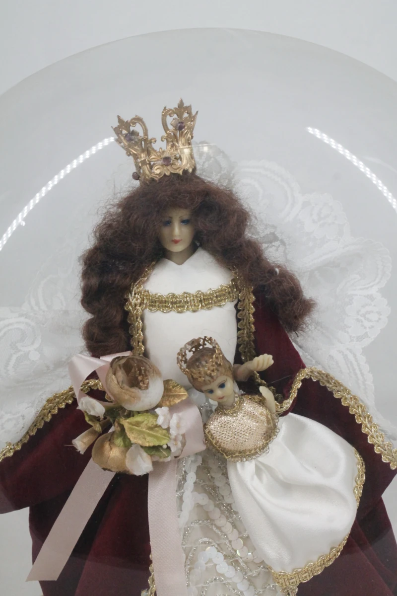 Religieus devotiebeeld: Maria met kindje Jezus onder glazen stolp. - foto 3