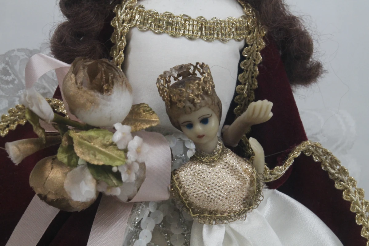 Religieus devotiebeeld: Maria met kindje Jezus onder glazen stolp. - foto 4