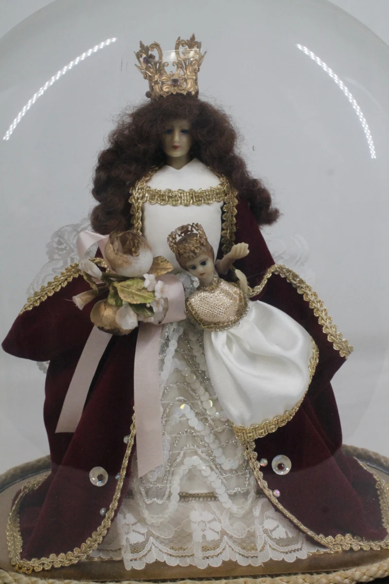 Religieus devotiebeeld: Maria met kindje Jezus onder glazen stolp. - foto 5