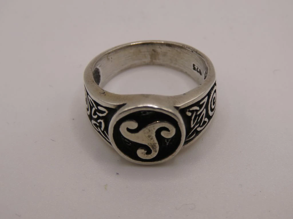 Zilveren ring met zwart-wit decoratief motief