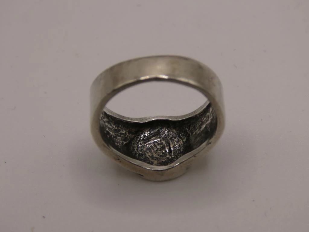 Zilveren ring met zwart-wit decoratief motief