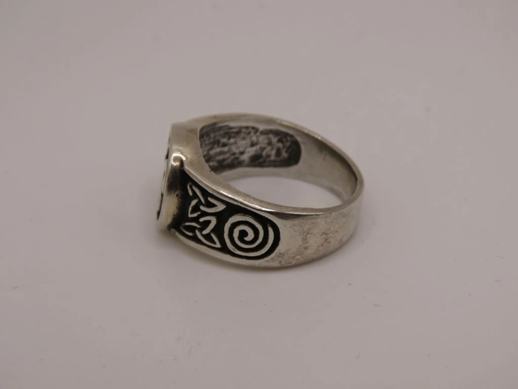 Zilveren ring met zwart-wit decoratief motief