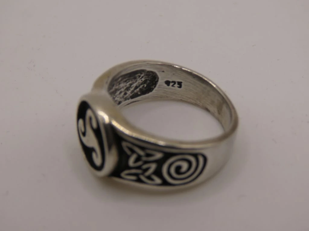 Zilveren ring met zwart-wit decoratief motief