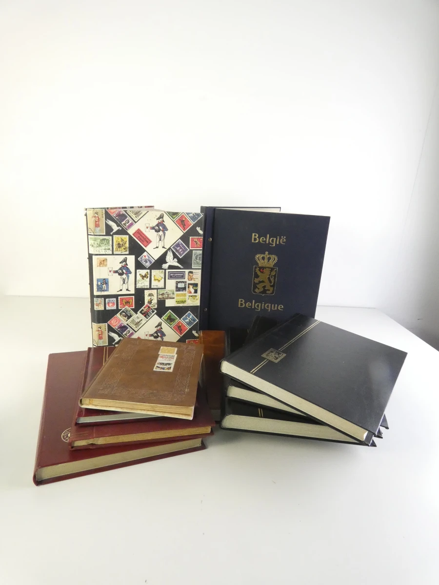 Verzameling postzegelalbums met diverse postzegels