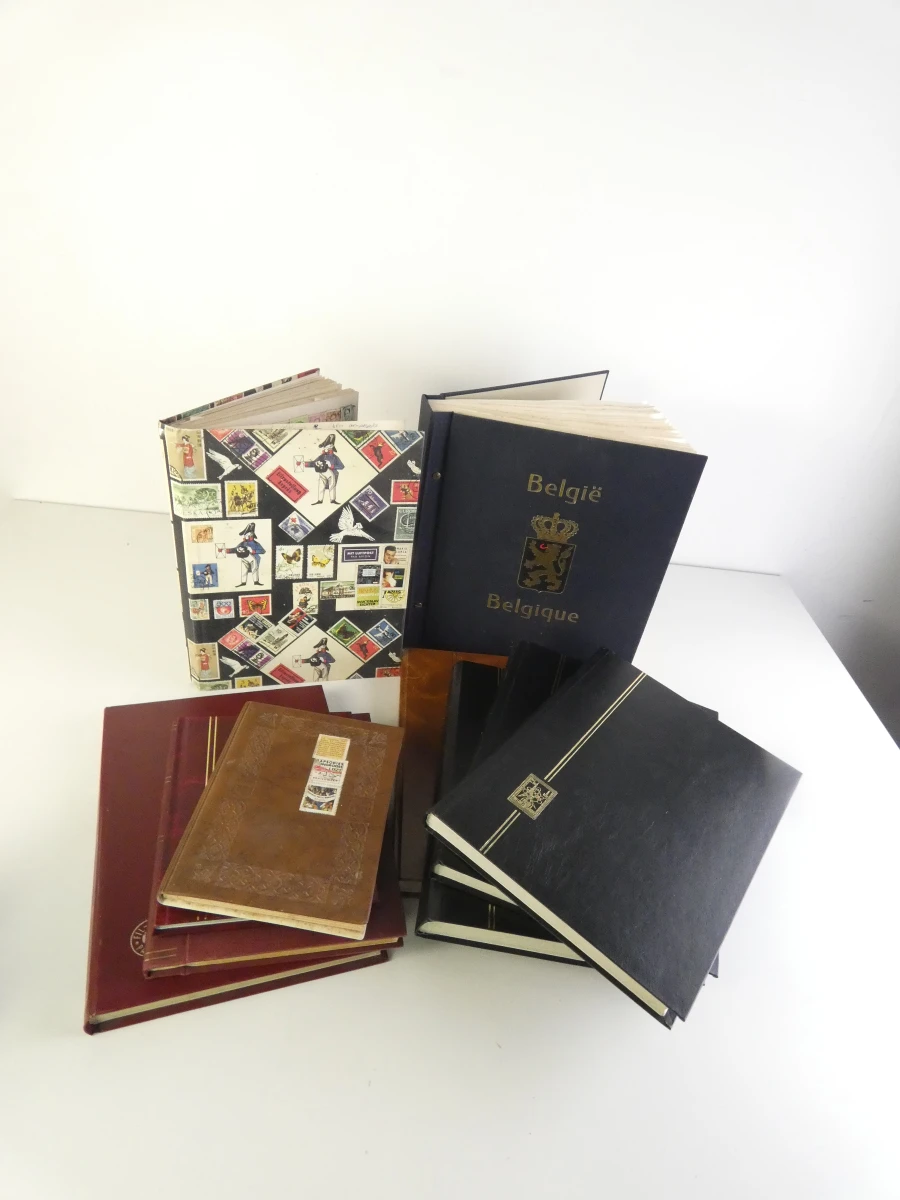 Verzameling postzegelalbums met diverse postzegels
