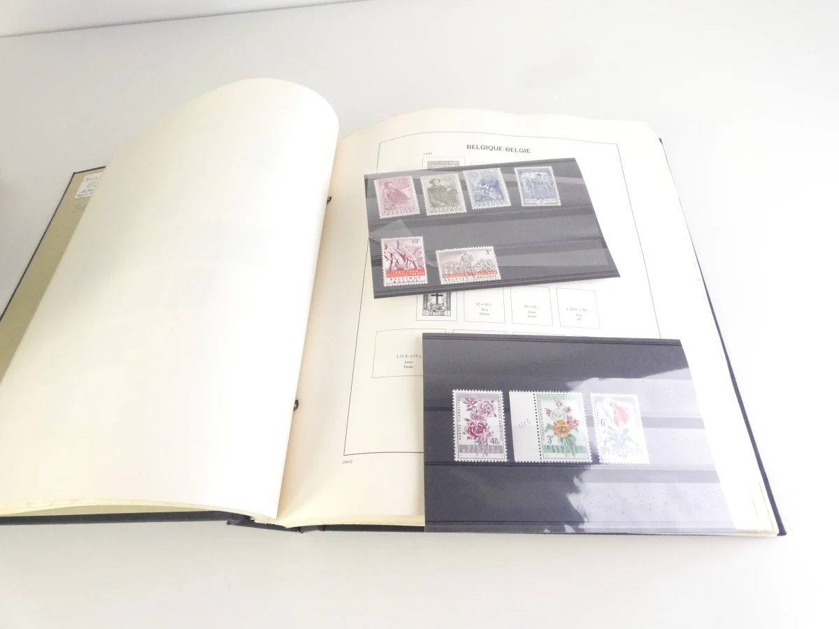 Verzameling postzegelalbums met diverse postzegels