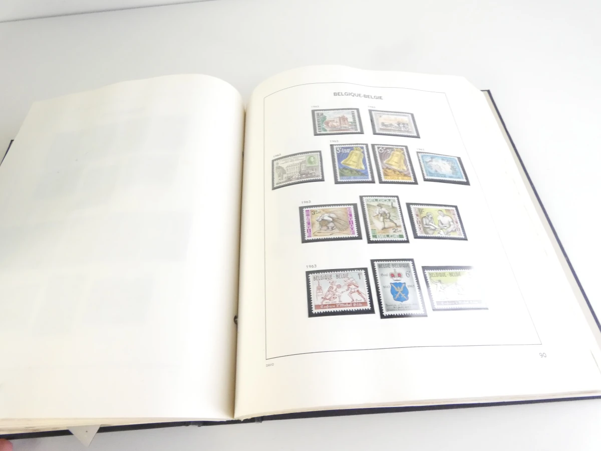Verzameling postzegelalbums met diverse postzegels