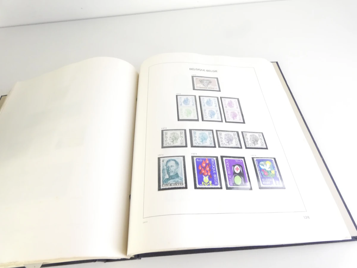 Verzameling postzegelalbums met diverse postzegels