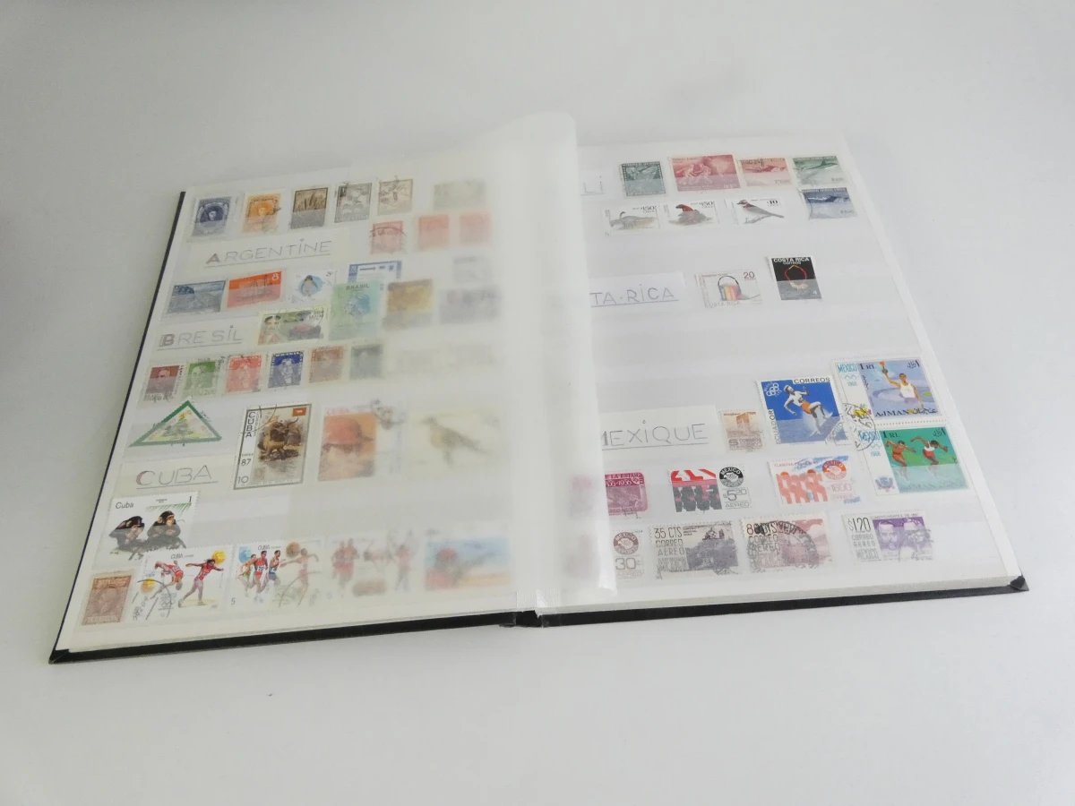 Verzameling postzegelalbums met diverse postzegels