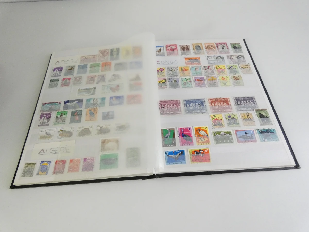 Verzameling postzegelalbums met diverse postzegels