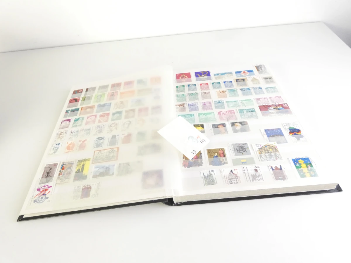 Verzameling postzegelalbums met diverse postzegels