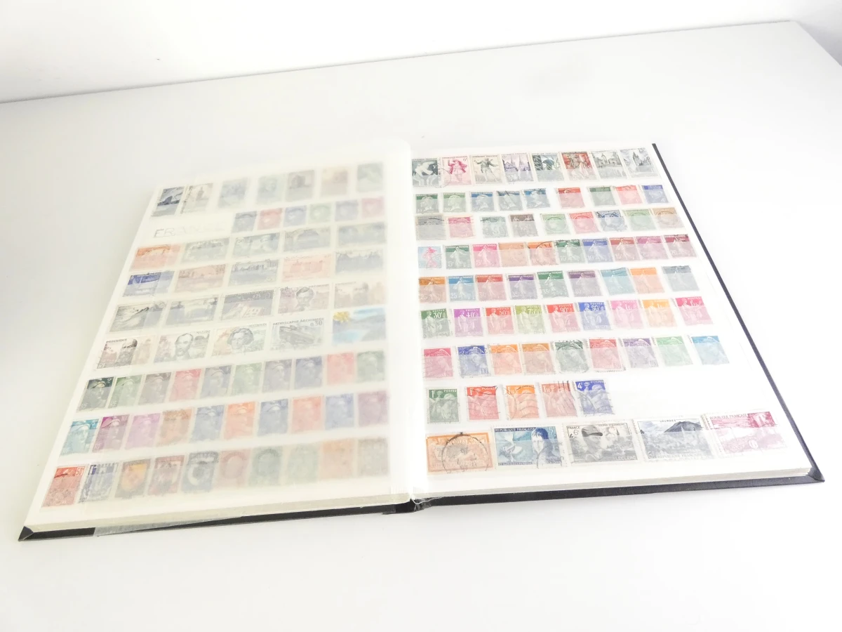 Verzameling postzegelalbums met diverse postzegels