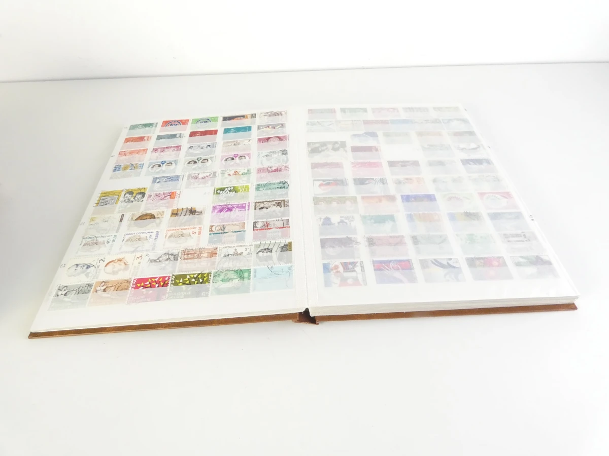 Verzameling postzegelalbums met diverse postzegels