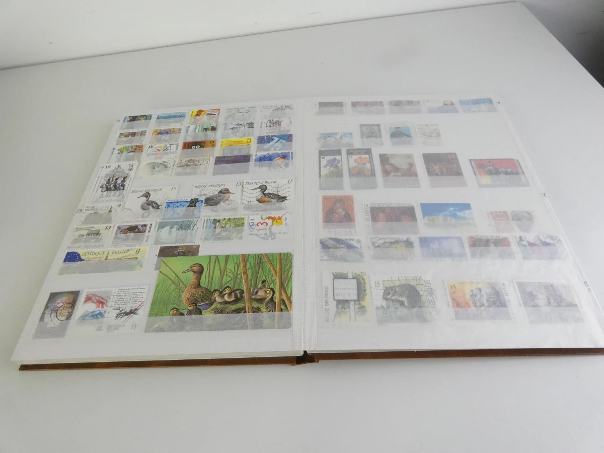 Verzameling postzegelalbums met diverse postzegels