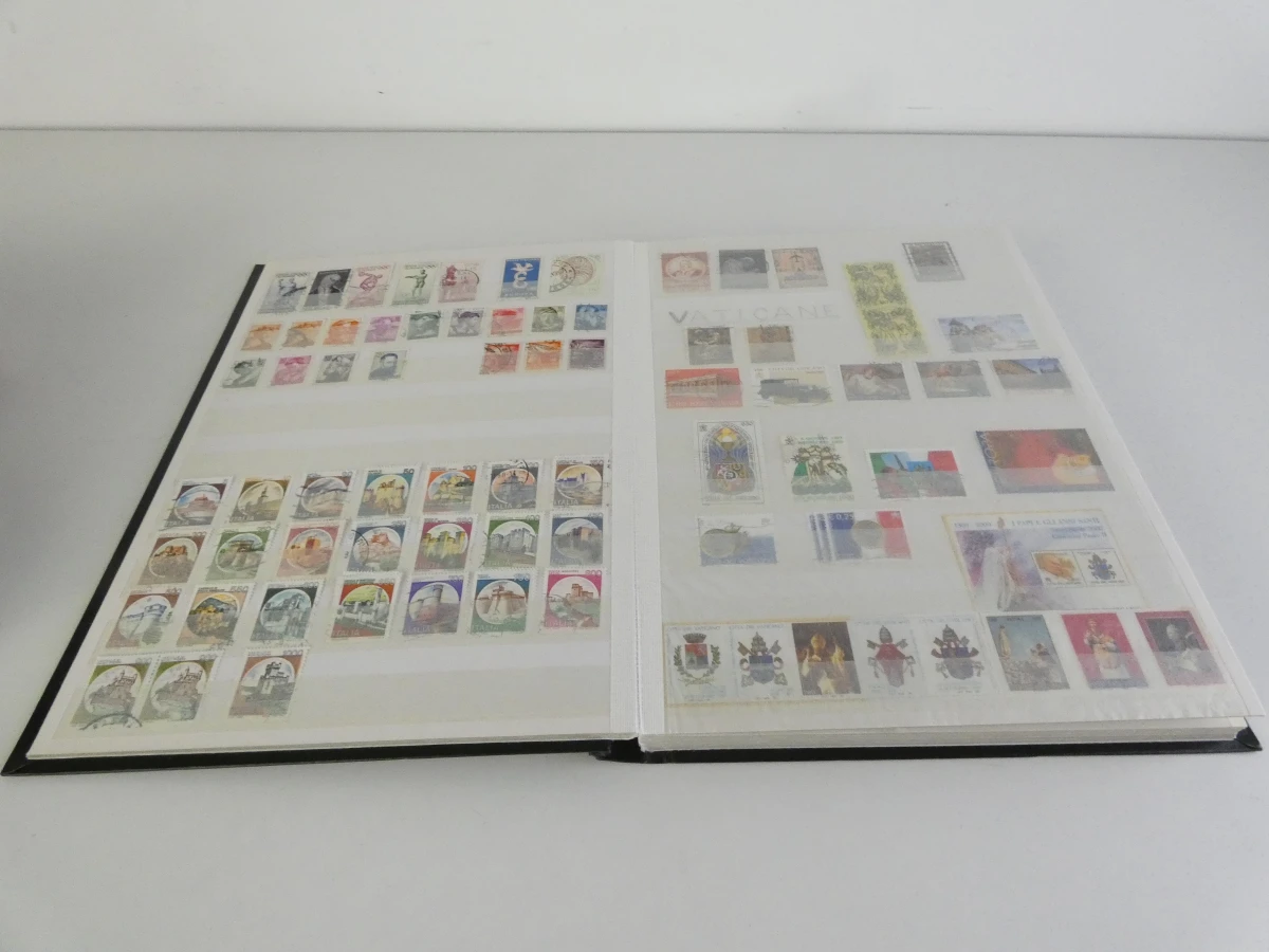Verzameling postzegelalbums met diverse postzegels