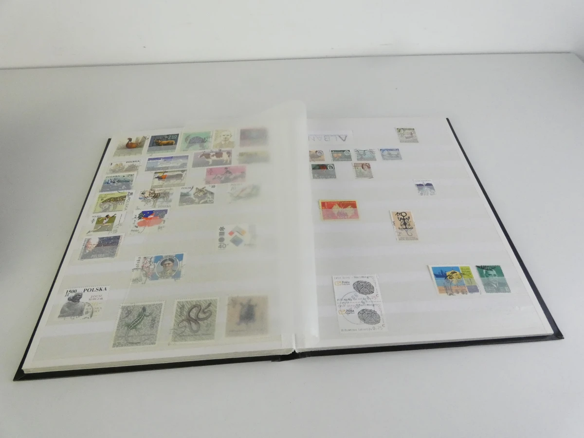 Verzameling postzegelalbums met diverse postzegels